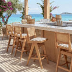 Σκαμπό bar Winslow ξύλο rubberwood ανοικτό καρυδί-pvc rattan φυσικό-ύφασμα γκρι 44.5x46x98εκ (Σετ 2 τεμαχίων) - Image 2